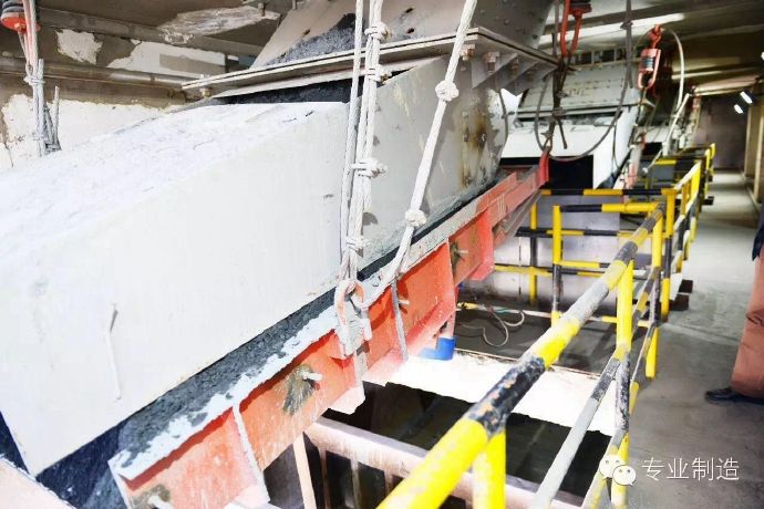 雙質體振動給料(liào)機1 雙質體(tǐ)振動給料機1