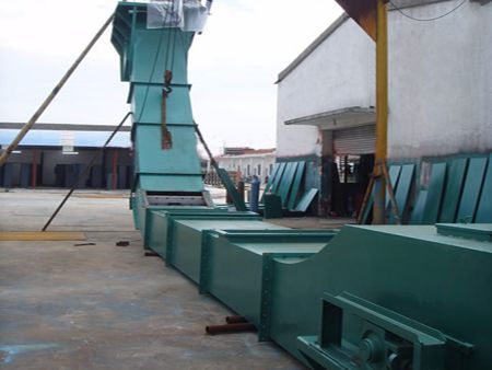 爬坡刮（guā）板輸送機廠家展示