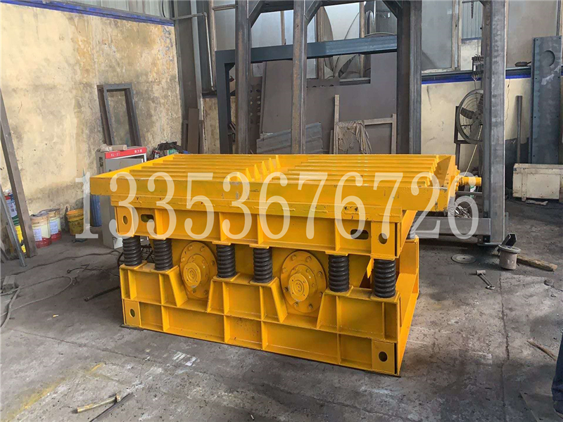 振動台麵上固定（dìng）模具的混凝（níng）土預製件振動平台（tái）