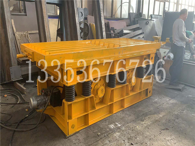 振動台（tái）麵上固（gù）定模具的混凝（níng）土預製件振動平台1