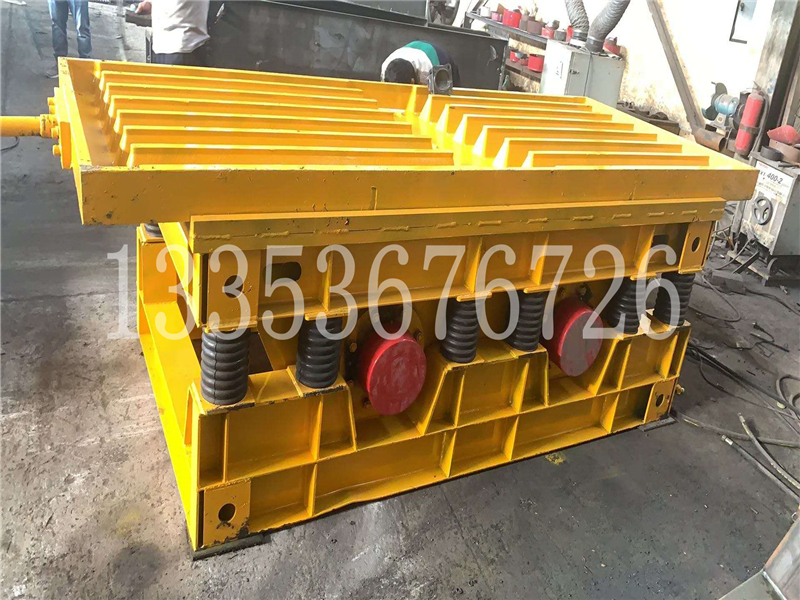 振動台麵上固定（dìng）模具（jù）的混凝土預製件（jiàn）振動平台2