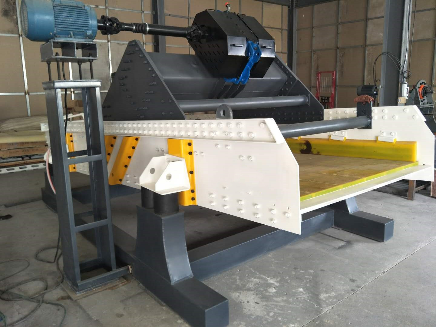 激振器式高頻（pín）脫水篩的產品（pǐn）優勢比振動電機的體現在哪方麵（miàn）？22