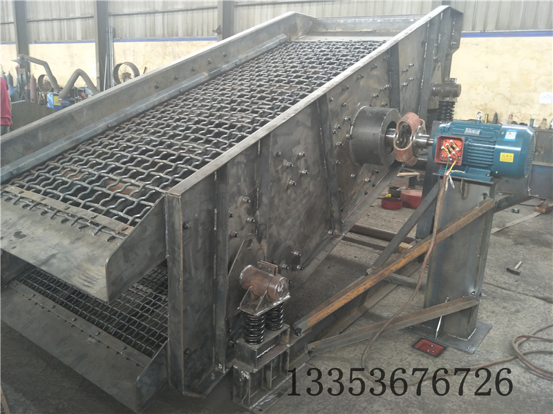 石料振動篩（shāi）分機（jī）喂料不勻稱會造成哪些（xiē）原因？